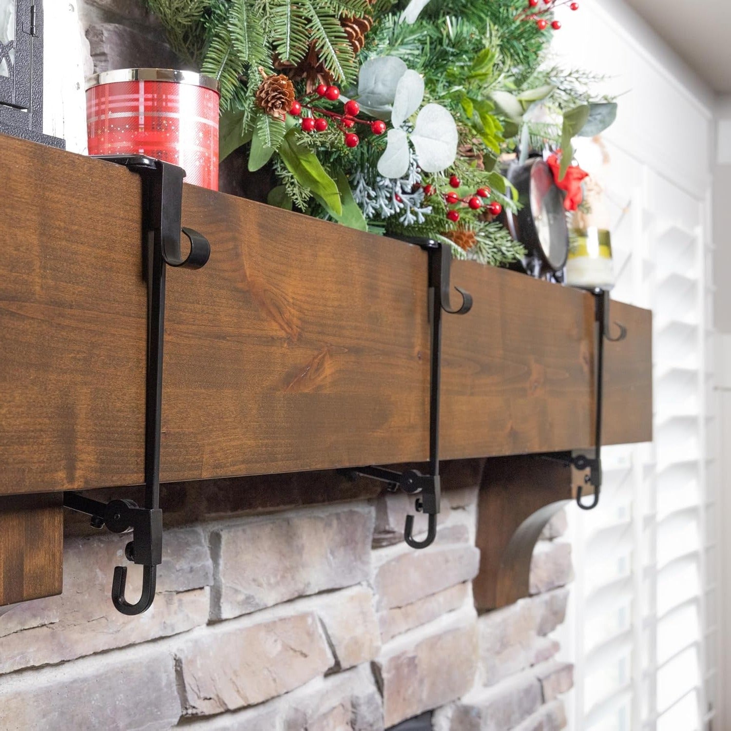 Adjustable Fireplace Stocking and Garland Hanger Set – Secure, Easy-Install Holiday Decor Display